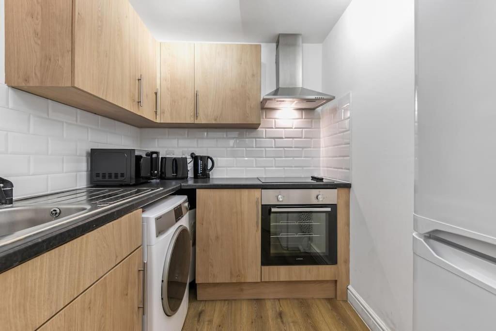 Holiday Home 2Br L 2Ba With Patio-Sleep 6 London Exterior photo